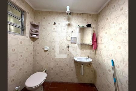 Casa à venda com 230m², 3 quartos e 2 vagas Casa à venda com 230m², 3 quartos e 2 vagasBanheiro 2