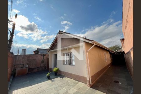 Casa à venda com 230m², 3 quartos e 2 vagas Casa à venda com 230m², 3 quartos e 2 vagasFachada