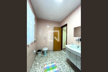 Casa à venda com 230m², 3 quartos e 2 vagas Casa à venda com 230m², 3 quartos e 2 vagasBanheiro