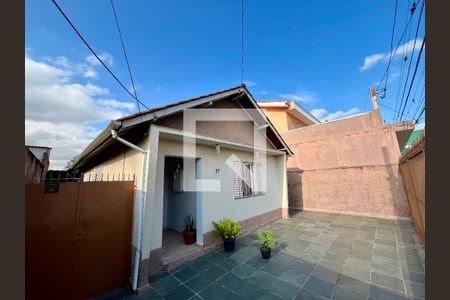 Casa à venda com 230m², 3 quartos e 2 vagas Casa à venda com 230m², 3 quartos e 2 vagasFachada