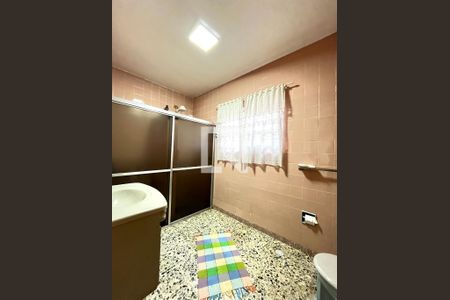 Casa à venda com 230m², 3 quartos e 2 vagas Casa à venda com 230m², 3 quartos e 2 vagasBanheiro