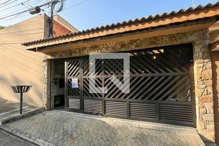 Casa à venda com 180m², 3 quartos e 3 vagasFachada + plaquinha