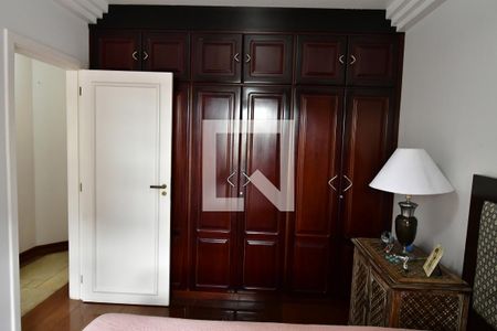 Casa à venda com 1090m², 3 quartos e 4 vagasQuarto 1 - Armários