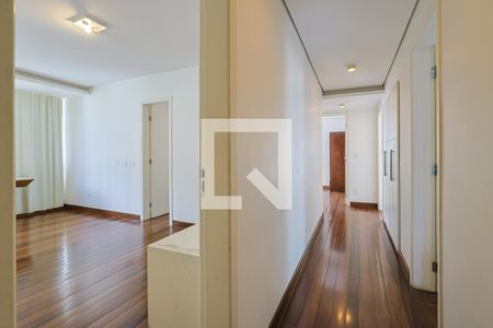 Apartamento à venda com 600m², 4 quartos e 4 vagas Apartamento à venda com 600m², 4 quartos e 4 vagasCorredor
