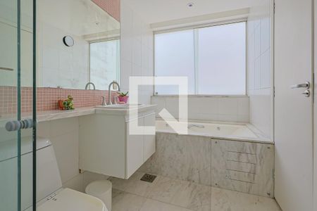 Apartamento à venda com 600m², 4 quartos e 4 vagas Apartamento à venda com 600m², 4 quartos e 4 vagasBanheiro da Suíte 4