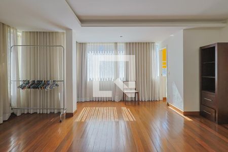 Apartamento à venda com 600m², 4 quartos e 4 vagas Apartamento à venda com 600m², 4 quartos e 4 vagasSuíte 2