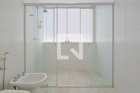 Apartamento à venda com 600m², 4 quartos e 4 vagas Apartamento à venda com 600m², 4 quartos e 4 vagasBanheiro das Suítes 1 e 2