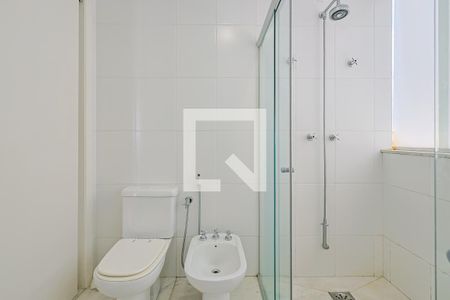 Apartamento à venda com 600m², 4 quartos e 4 vagas Apartamento à venda com 600m², 4 quartos e 4 vagasBanheiro das Suítes 1 e 2
