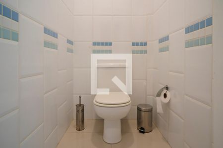 Casa à venda com 380m², 5 quartos e 6 vagasBanheiro de serviço