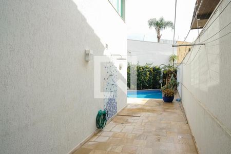 Casa à venda com 380m², 5 quartos e 6 vagasCorredor área de serviço