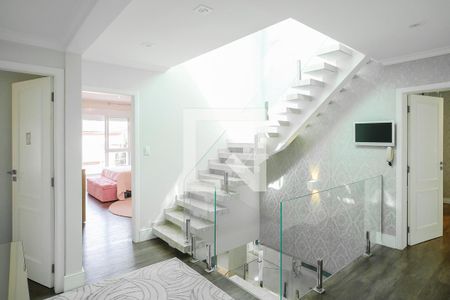 Casa à venda com 380m², 5 quartos e 6 vagasCorredor dos quartos