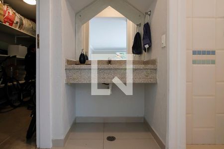 Casa à venda com 380m², 5 quartos e 6 vagasBanheiro de serviço