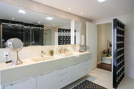 Casa à venda com 380m², 5 quartos e 6 vagasBanheiro da suíte 1