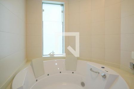 Casa à venda com 380m², 5 quartos e 6 vagasBanheiro da suíte 1