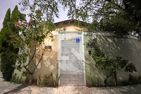 Casa à venda com 396m², 4 quartos e 4 vagasFachada