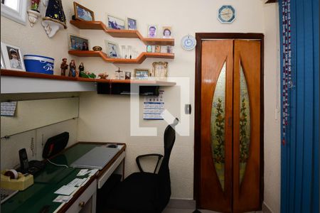 Casa à venda com 192m², 3 quartos e 2 vagas Casa à venda com 192m², 3 quartos e 2 vagasEscritório