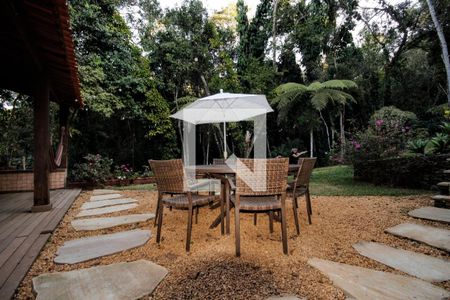 Casa de condomínio à venda com 442m², 4 quartos e 6 vagasQuintal