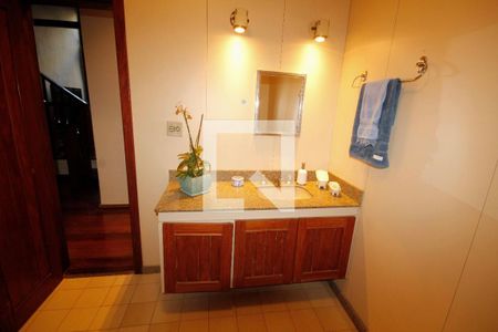 Casa de condomínio à venda com 442m², 4 quartos e 6 vagasbanheiro 1