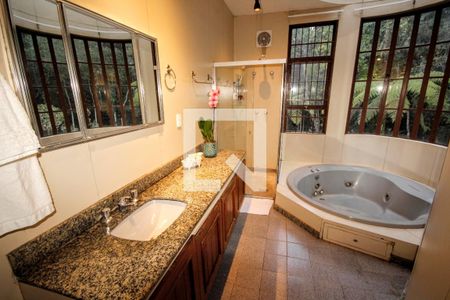 Casa de condomínio à venda com 442m², 4 quartos e 6 vagasbanheiro 2