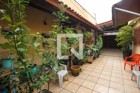 Casa à venda com 200m², 2 quartos e 3 vagas Casa à venda com 200m², 2 quartos e 3 vagasQuintal