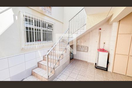 Casa à venda com 186m², 3 quartos e 3 vagas Casa à venda com 186m², 3 quartos e 3 vagasEscada