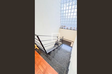 Casa à venda com 186m², 3 quartos e 3 vagas Casa à venda com 186m², 3 quartos e 3 vagasEscada