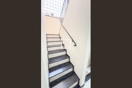 Casa à venda com 186m², 3 quartos e 3 vagas Casa à venda com 186m², 3 quartos e 3 vagasEscada