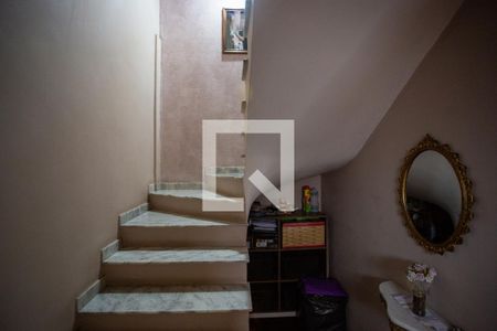 Casa à venda com 166m², 4 quartos e 4 vagas Casa à venda com 166m², 4 quartos e 4 vagasEscada