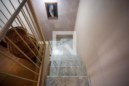 Casa à venda com 166m², 4 quartos e 4 vagas Casa à venda com 166m², 4 quartos e 4 vagasEscada