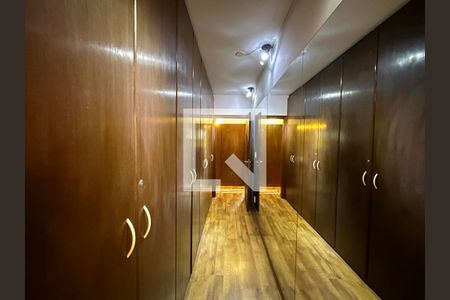 Casa à venda com 600m², 6 quartos e 5 vagas Casa à venda com 600m², 6 quartos e 5 vagasCloset da Suíte 3