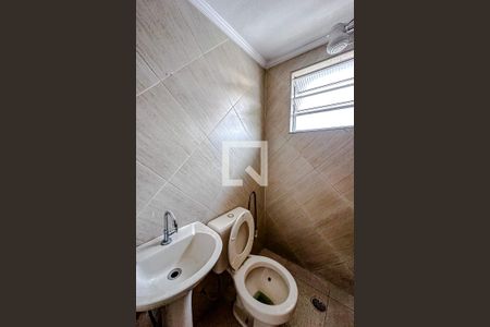 Banheiro de kitnet/studio para alugar com 1 quarto, 45m² em Vila Canero, São Paulo