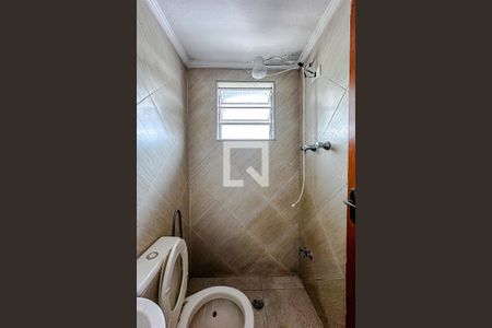 Banheiro de kitnet/studio para alugar com 1 quarto, 45m² em Vila Canero, São Paulo