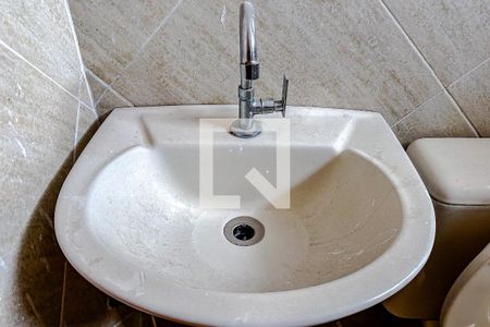 Banheiro de kitnet/studio para alugar com 1 quarto, 45m² em Vila Canero, São Paulo