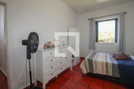 Casa à venda com 453m², 4 quartos e 8 vagas Casa à venda com 453m², 4 quartos e 8 vagasEdícula - Quarto 2