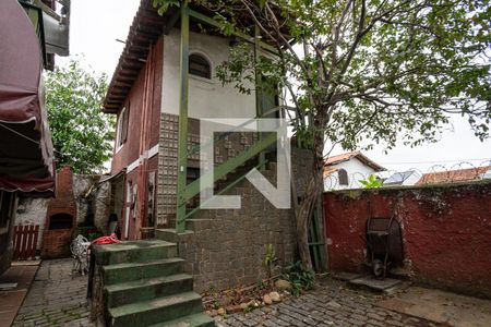 Casa à venda com 360m², 6 quartos e 2 vagasFundos 