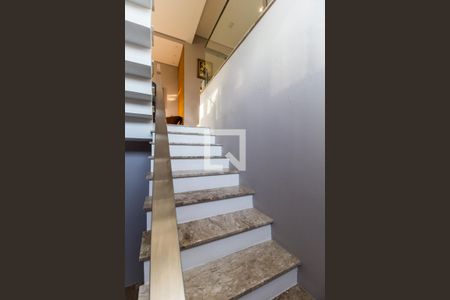 Casa de condomínio à venda com 350m², 4 quartos e 5 vagasEscada