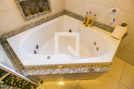 Casa de condomínio à venda com 350m², 4 quartos e 5 vagasDetalhe do Banheiro da Suite