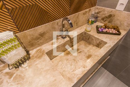 Casa de condomínio à venda com 350m², 4 quartos e 5 vagasDetalhe do banheiro