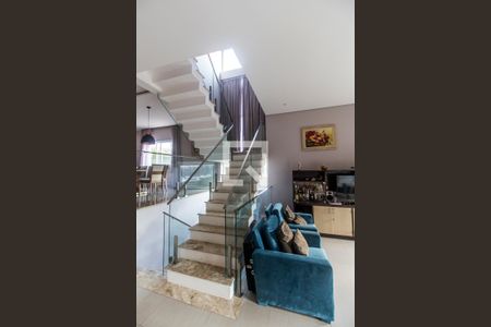 Casa de condomínio à venda com 350m², 4 quartos e 5 vagasEscada