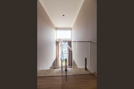 Casa de condomínio à venda com 350m², 4 quartos e 5 vagasEscada