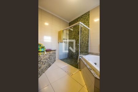 Casa de condomínio à venda com 350m², 4 quartos e 5 vagasBanheiro da Suíte 1