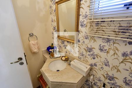 Casa de condomínio à venda com 250m², 4 quartos e 2 vagasLavabo