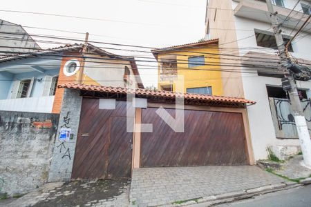 Casa à venda com 180m², 3 quartos e 4 vagas Casa à venda com 180m², 3 quartos e 4 vagasFachada