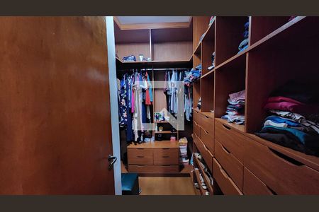 Casa à venda com 420m², 4 quartos e 10 vagas Casa à venda com 420m², 4 quartos e 10 vagasCloset Quarto