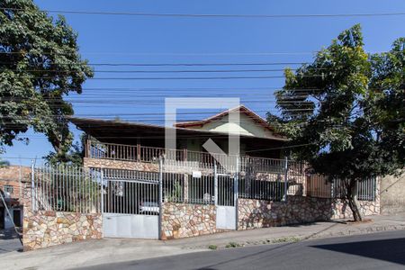 Fachada de casa à venda com 4 quartos, 302m² em Santa Monica, Belo Horizonte