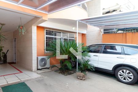 Casa à venda com 216m², 3 quartos e 2 vagas Casa à venda com 216m², 3 quartos e 2 vagasGaragem