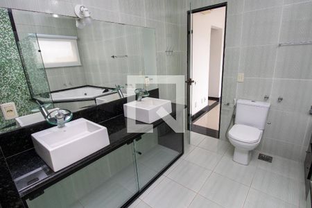 Casa de condomínio para alugar com 600m², 3 quartos e 2 vagasBanheiro quarto 1