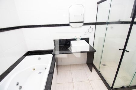 Casa de condomínio para alugar com 600m², 3 quartos e 2 vagasBanheiro quarto 3