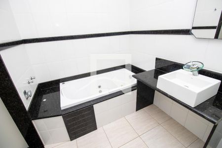 Casa de condomínio para alugar com 600m², 3 quartos e 2 vagasBanheiro quarto 3