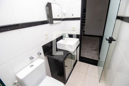 Casa de condomínio para alugar com 600m², 3 quartos e 2 vagasBanheiro Social